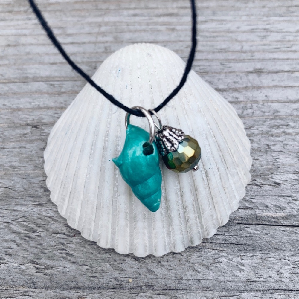 🦋🌷 Lake Huron Painted Seashell Necklace - Picture 4 of 4